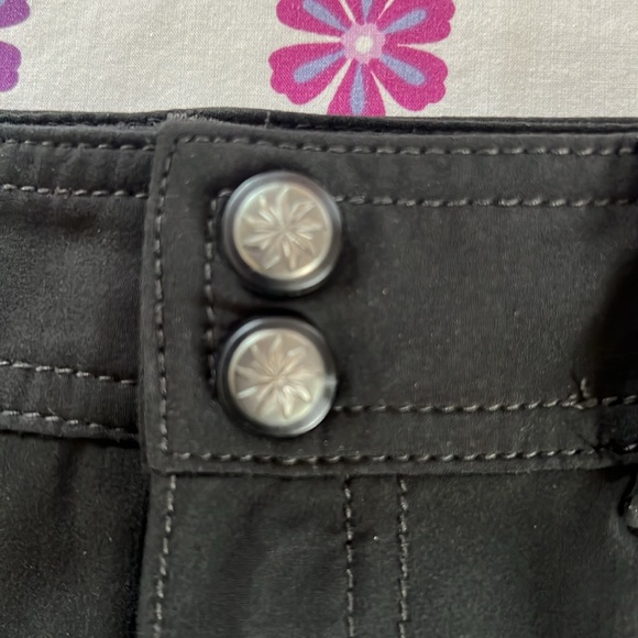 Athleta cropped cargo pants. No size tag go off measurements. - Picture 7 of 8